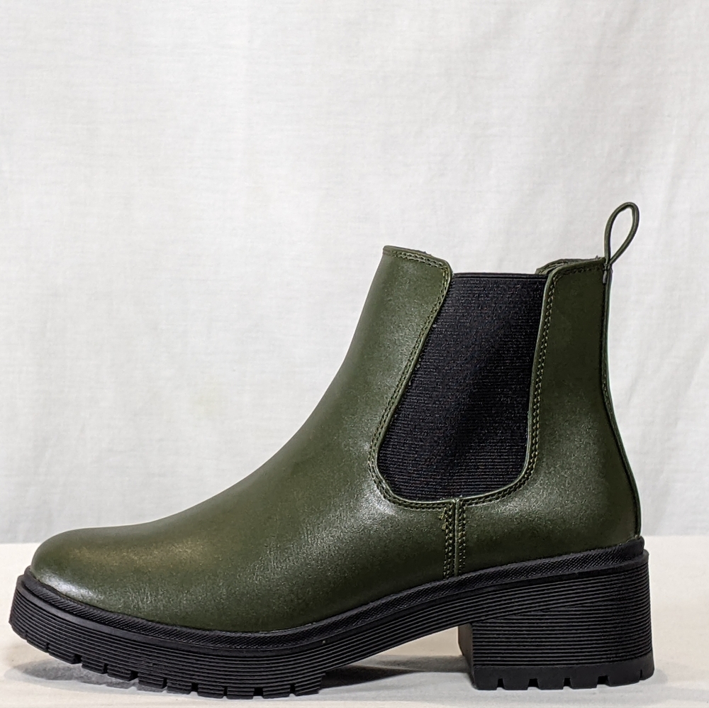 NEW Amazon Essentials Womens Combat Chelsea Boot Sz 9 Olive green slip-on